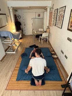 Sesión de Thai Yoga Massage sobre esterilla en la sala